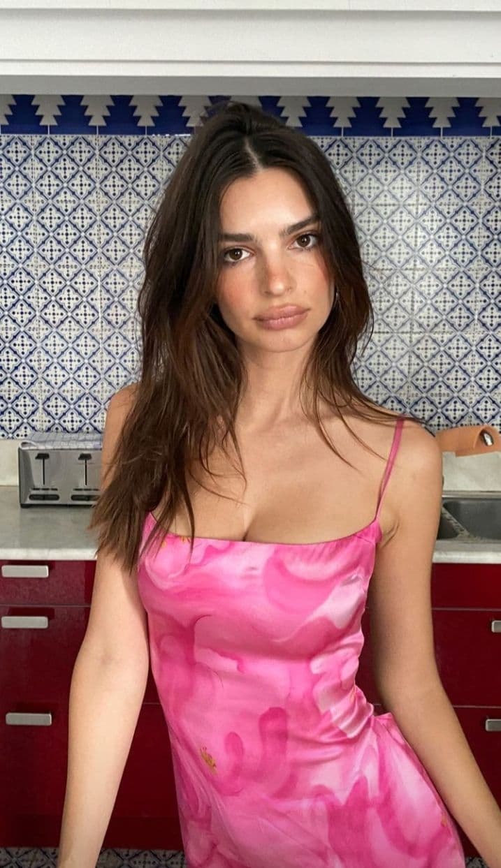 Лялька Барбі: Емілі Ратаковскі показала бездоганну фігуру в сукні наймоднішого відтінку